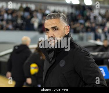 Guimaraes, Guimaraes, Portugal. Dezember 2024. RUI BORGES Cheftrainer des Vitoria SC, der während des Liga Portugal Betclic 2024/25 Spiel zwischen Vitoria SC und Nacional im Estadio D. Afonso Henriques 23, 2024 in Guimaraes, Portugal, zu sehen war. Endnote Vitoria SC 2 - 2 Nacional (Bild: © Miguel Lemos/ZUMA Press Wire) NUR REDAKTIONELLE VERWENDUNG! Nicht für kommerzielle ZWECKE! Stockfoto