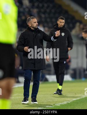 Guimaraes, Guimaraes, Portugal. Dezember 2024. RUI BORGES Cheftrainer von Vitoria SC reagiert beim Spiel der Liga Portugal Betclic 2024/25 zwischen Vitoria SC und Nacional im Estadio D. Afonso Henriques 23, 2024 in Guimaraes. Endnote Vitoria SC 2 - 2 Nacional (Bild: © Miguel Lemos/ZUMA Press Wire) NUR REDAKTIONELLE VERWENDUNG! Nicht für kommerzielle ZWECKE! Stockfoto