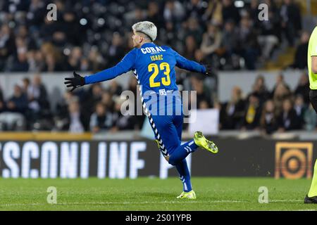 Guimaraes, Guimaraes, Portugal. Dezember 2024. ISAAC Spieler aus Nacional sah sein Tor während des Liga Portugal Betclic 2024/25 Spiel zwischen Vitoria SC und Nacional im Estadio D. Afonso Henriques 23, 2024 in Guimaraes, Portugal. Endnote Vitoria SC 2 - 2 Nacional (Bild: © Miguel Lemos/ZUMA Press Wire) NUR REDAKTIONELLE VERWENDUNG! Nicht für kommerzielle ZWECKE! Stockfoto