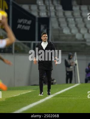 Guimaraes, Guimaraes, Portugal. Dezember 2024. TIAGO MARGARIDO Cheftrainer von Nacional, gesehen während des Liga Portugal Betclic 2024/25 Spiel zwischen Vitoria SC und Nacional bei Estadio D. Afonso Henriques 23, 2024 in Guimaraes, Portugal. Endnote Vitoria SC 2 - 2 Nacional (Bild: © Miguel Lemos/ZUMA Press Wire) NUR REDAKTIONELLE VERWENDUNG! Nicht für kommerzielle ZWECKE! Stockfoto