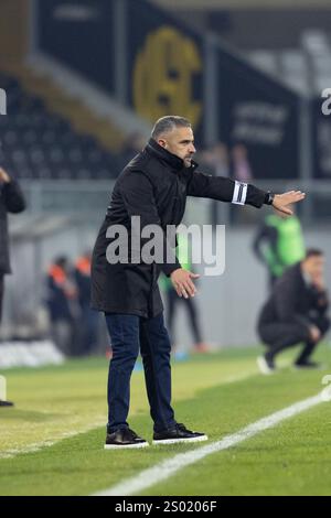 Guimaraes, Guimaraes, Portugal. Dezember 2024. RUI BORGES Cheftrainer von Vitoria SC reagiert beim Spiel der Liga Portugal Betclic 2024/25 zwischen Vitoria SC und Nacional im Estadio D. Afonso Henriques 23, 2024 in Guimaraes. Endnote Vitoria SC 2 - 2 Nacional (Bild: © Miguel Lemos/ZUMA Press Wire) NUR REDAKTIONELLE VERWENDUNG! Nicht für kommerzielle ZWECKE! Stockfoto