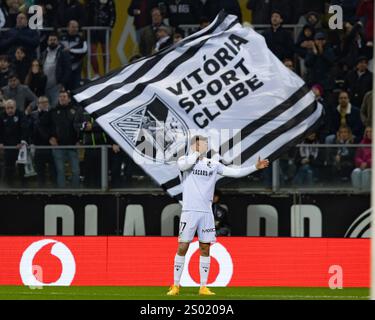 Guimaraes, Guimaraes, Portugal. Dezember 2024. NUNO SANTOS Spieler von Vitoria SC feierte sein Tor während des Liga Portugal Betclic 2024/25 Spiel zwischen Vitoria SC und Nacional im Estadio D. Afonso Henriques 23, 2024 in Guimaraes, Portugal. Endnote Vitoria SC 2 - 2 Nacional (Bild: © Miguel Lemos/ZUMA Press Wire) NUR REDAKTIONELLE VERWENDUNG! Nicht für kommerzielle ZWECKE! Stockfoto