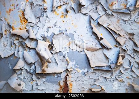 Abblätternde blaue Farbe auf rostiger Oberfläche Stockfoto