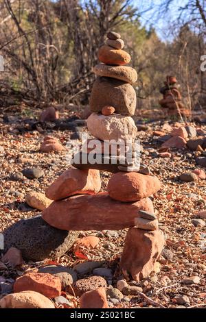 Ein Steinhaufen ist pyramidenförmig angeordnet. Die Felsen haben verschiedene Größen und Farben, was eine visuell interessante und einzigartige Struktur schafft Stockfoto