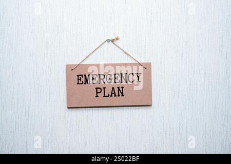 Finanzkonzept. NOTFALLPLAN Text die Inschrift ist auf einem farbigen Hintergrund aus Holzblöcken aufgebaut Stockfoto