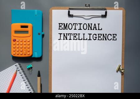 Ei Symbol für emotionale Intelligenz. Konzept Wörter Ei emotionale Intelligenz. Symbol für grüne Glühlampe. Schöner gelber Hintergrund. Business Ei emotional i Stockfoto