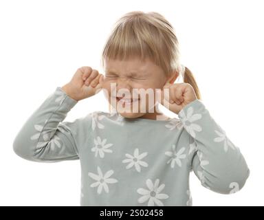 Kleines Mädchen, das ihre Ohren mit Fingern auf weißem Hintergrund bedeckt Stockfoto