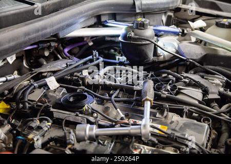 Ansicht des Motors ohne Abdeckung unter der Motorhaube eines BMW Stockfoto