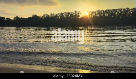 golden Hour am großen Sandstrand des Flusses Stockfoto