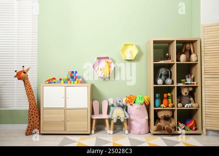 Innenraum des Kinderzimmers mit vielen verschiedenen Spielzeugen Stockfoto
