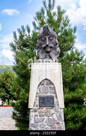 SIGHISOARA (RUMÄNIEN) - Statue von Vlad Tepes zu Ehren des Geburtsortes des legendären walachischen Herrschers aus dem 15. Jahrhundert, bekannt als Vlad der Pfähler. Stockfoto