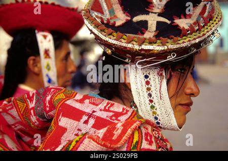 Frauen in traditioneller Andenkleidung in Ollantaytambo, Peru, mit lebendigen Monteras und handgewebten Llicllas, die ein reiches kulturelles Erbe zeigen. Stockfoto