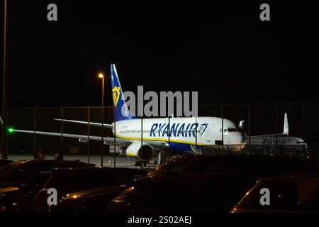 Flugzeug von Ryan Air am Flughafen Weeze am 18. Dezember 2024. DEUTSCHLAND - WEEZE - FLUGHAFEN November Dezember täglich Stockfoto