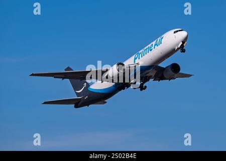 Internationaler Flughafen Sky Harbor 12-21-2024 Phoenix, AZ USA Amazon Prime Air Boeing 767-BDCF N313AZ Abfahrt ab 7L am Sky Harbor Intl. Flughafen. Stockfoto