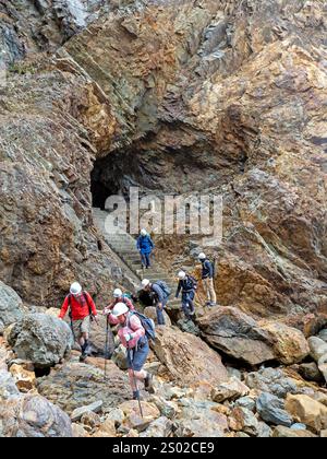 Wanderer unterhalb der Kitayamazaki Klippen auf dem Michinoku Coastal Trail Stockfoto