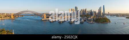 Sydney Downtown und Harbor Bridge Panorama aus der Vogelperspektive Stockfoto