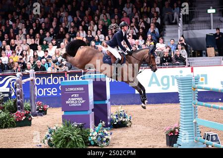 Ben Maher aus Großbritannien mit Punktunterbrechung während des Longines FEI Jumping World Cup präsentiert von Agria auf der London International Horse Show am 22. Dezember 2024 in London (Foto: Maxime David - MXIMD Pictures) Stockfoto