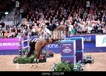 Ben Maher aus Großbritannien mit Punktunterbrechung während des Longines FEI Jumping World Cup präsentiert von Agria auf der London International Horse Show am 22. Dezember 2024 in London (Foto: Maxime David - MXIMD Pictures) Stockfoto