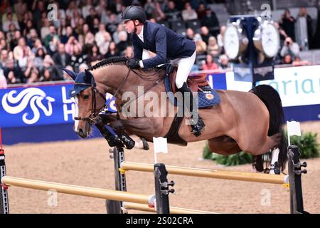 Ben Maher aus Großbritannien mit Punktunterbrechung während des Longines FEI Jumping World Cup präsentiert von Agria auf der London International Horse Show am 22. Dezember 2024 in London (Foto: Maxime David - MXIMD Pictures) Stockfoto