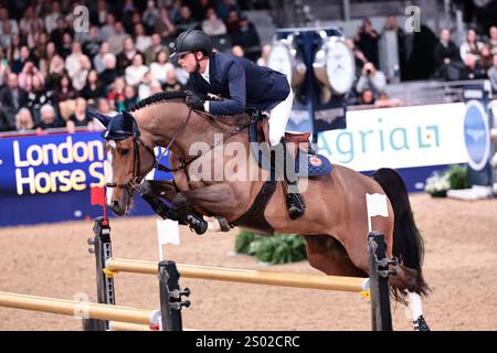 Ben Maher aus Großbritannien mit Punktunterbrechung während des Longines FEI Jumping World Cup präsentiert von Agria auf der London International Horse Show am 22. Dezember 2024 in London (Foto: Maxime David - MXIMD Pictures) Stockfoto