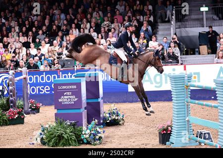 Ben Maher aus Großbritannien mit Punktunterbrechung während des Longines FEI Jumping World Cup präsentiert von Agria auf der London International Horse Show am 22. Dezember 2024 in London (Foto: Maxime David - MXIMD Pictures) Stockfoto