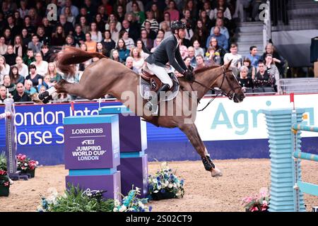 Julien Epaillard aus Frankreich mit Easy Up de Grandry während des Longines FEI Jumping World Cup präsentiert von Agria auf der London International Horse Show am 22. Dezember 2024 in London, Großbritannien (Foto: Maxime David - MXIMD Pictures) Stockfoto