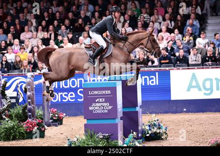 Julien Epaillard aus Frankreich mit Easy Up de Grandry während des Longines FEI Jumping World Cup präsentiert von Agria auf der London International Horse Show am 22. Dezember 2024 in London, Großbritannien (Foto: Maxime David - MXIMD Pictures) Stockfoto