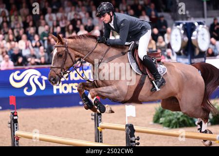 Julien Epaillard aus Frankreich mit Easy Up de Grandry während des Longines FEI Jumping World Cup präsentiert von Agria auf der London International Horse Show am 22. Dezember 2024 in London, Großbritannien (Foto: Maxime David - MXIMD Pictures) Stockfoto