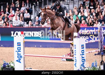 Julien Epaillard aus Frankreich mit Easy Up de Grandry während des Longines FEI Jumping World Cup präsentiert von Agria auf der London International Horse Show am 22. Dezember 2024 in London, Großbritannien (Foto: Maxime David - MXIMD Pictures) Stockfoto