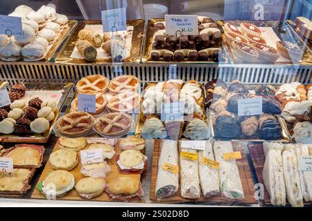 Livorno Italien, Piazza Cavour, Caffe New York Toscano, Gebäck, Desserts, Brutti e Buoni, hässliche, aber gute Kekse, Cannoli, Ferri di Cavallo, Hufeisenkost Stockfoto