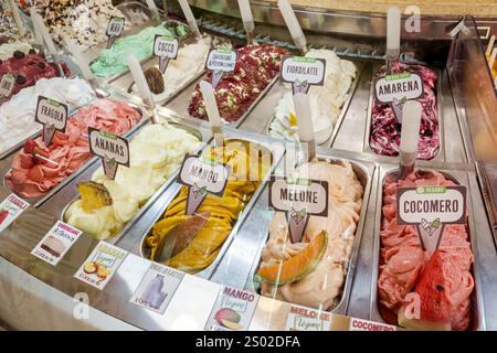 Livorno Italien, Via Grande, Eisdiele, verschiedene Geschmacksrichtungen, vegane Optionen, Fragola Erdbeere, Ananas Ananas Ananas, Mango, Melone Cantaloupe, cocom Stockfoto