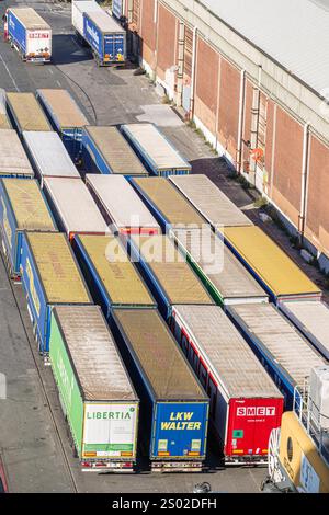 Livorno Italien, Hafen von Livorno, Porto di, Tyrrhenische Mittelmeer, Frachtlogistik, Transportdrehkreuz, geparkte Containeranhänger, Industrieschifffahrt Stockfoto