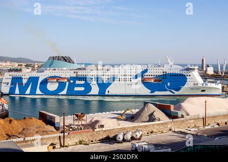 Livorno Italien, Hafen von Livorno, Porto di, Tyrrhenisches Mittelmeer, Moby Legacy Fähre, Moby Lines, Moby S.p.A, Passagierfähre, Fahrzeugtransport, Blue Wha Stockfoto