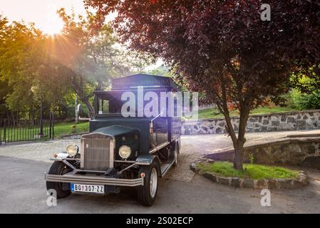 Mokra Gora, Serbien - 22. Juni 2023: Oldtimer parkt in der Nähe des Bahnhofs Sargan Eight in Mokra Gora. Stockfoto