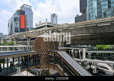 Der erhöhte Ratchaprasong Skywalk bietet bequemen Fußgängerzugang zu den wichtigsten Geschäftsgebäuden und Hotels im Zentrum von Bangkok Stockfoto