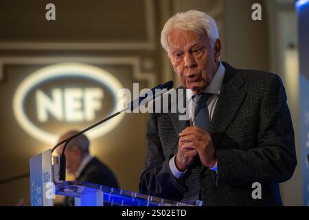 Madrid, Spanien. Dezember 2024. Felipe González, ehemaliger Präsident der spanischen Regierung, spricht während eines informativen Frühstücks, das vom Nueva Economía Forum in einem Hotel im Zentrum von Madrid organisiert wird. Quelle: SOPA Images Limited/Alamy Live News Stockfoto