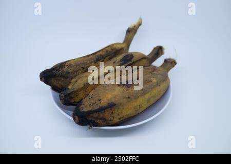 Köstliche und gesunde gekochte Bananen auf weißem Hintergrund Stockfoto