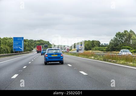 London, Großbritannien, 30. Juni 2023: M4-Autobahnabzweigung 17 nach Chippenham und Cirencester. Stockfoto