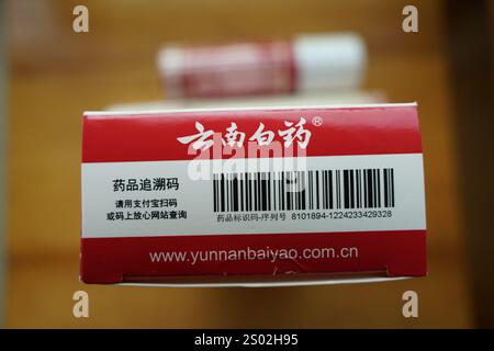 Der gedruckte Code zur Rückverfolgbarkeit von Arzneimitteln von Yunnan Baiyao Pharmaceutical Products in a prominent Position, 24. Dezember 2024, Shanghai, China. Stockfoto