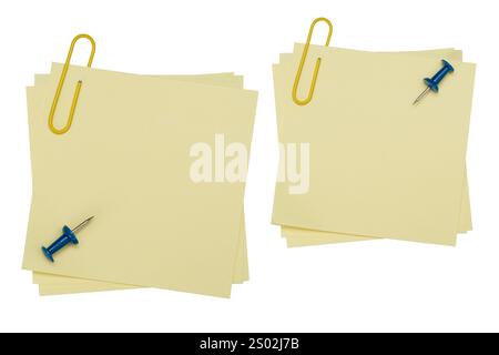Sammlung gelber Papiere mit Falten und Krümmungen auf weißem Hintergrund. Ausschnittpfad. Leere Notiz mit gelber Büroklammer isoliert Stockfoto