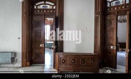 Hama, Syrien. Dezember 2024. Graffiti an der Wand in Baschar al-Assads Haus in Damaskus. Eine Schockoffensive der Rebellen führte am 8. Dezember 2024 zum Sturz des Regimes von Baschar al-Assad. (Credit Image: © Sally Hayden/SOPA Images via ZUMA Press Wire) NUR REDAKTIONELLE VERWENDUNG! Nicht für kommerzielle ZWECKE! Stockfoto