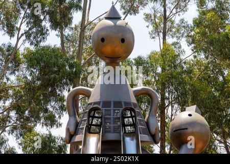 Bronzeskulptur und Spielplatz, Girls Rule by Tom Otherness, im Museum of New and Old Art MONA, Tasmania, Australien Stockfoto