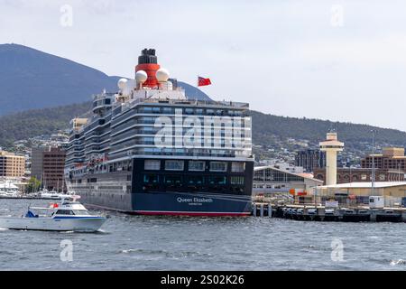 Cunard Queen Elizabeth Kreuzfahrtschiff in Hobart Tasmanien am Macquarie Wharf Nr. 2 im Hafen von Hobart, Tasmanien, Australien Stockfoto