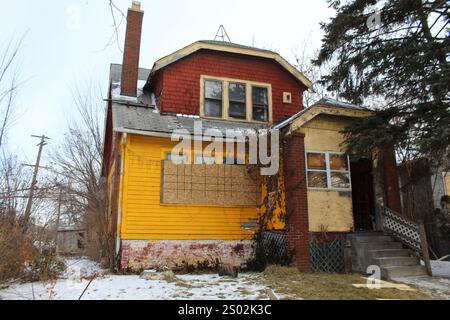 Ein verlassenes und an Bord befindliches, leuchtend orangefarbenes Haus im Franklin Park Viertel in Detroit Stockfoto