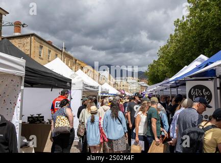 Hobart Tasmania, Salamanca Place Market, Shopper spazieren durch die zahlreichen Verkaufsstände auf diesem beliebten Tasmanian Market, Australien, 2024 Stockfoto