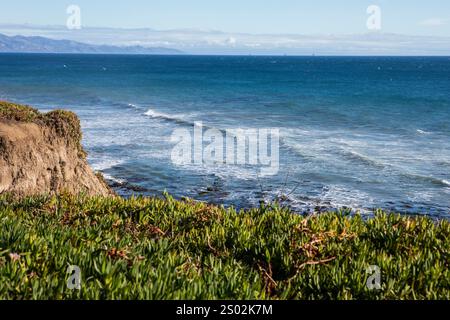 Klippe mit Blick auf das Wasser in Santa Barbara, CA Stockfoto