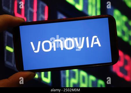 Polen. Dezember 2024. In dieser Abbildung wird das Firmenlogo von Vonovia auf einem Smartphone-Bildschirm angezeigt. Quelle: SOPA Images Limited/Alamy Live News Stockfoto