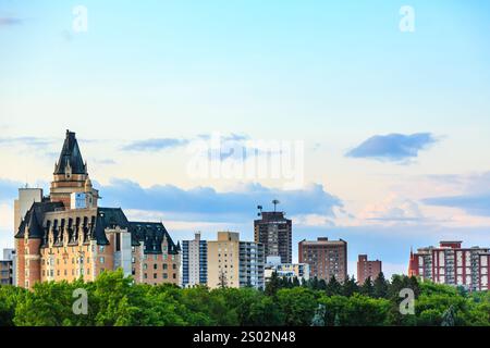 Eine Skyline der Stadt mit einem großen Gebäude in der Mitte. Der Himmel ist blau mit ein paar Wolken Stockfoto