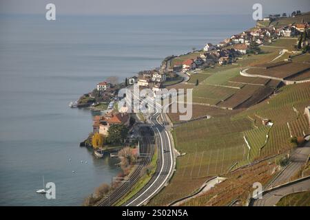 Schweiz. Dezember 2024. Die Terrassen des Rivaz-Weinbergs und der Genfer See, der größte Alpensee, sind vom Faverges aus zu sehen, einem Weinberg in Saint-Saphorin in der Schweiz. Die Lavaux-Weingärten erstrecken sich über 30 km entlang des Nordufers des Genfer Sees und stammen aus dem 11. Jahrhundert. Es wurde 2007 zum UNESCO-Weltkulturerbe erklärt. (Credit Image: © Apolline Guillerot-Malick/SOPA Images via ZUMA Press Wire) NUR REDAKTIONELLE VERWENDUNG! Nicht für kommerzielle ZWECKE! Stockfoto