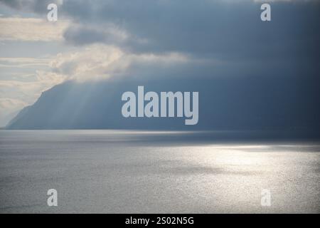 Schweiz. Dezember 2024. Der Genfer See, der größte Alpensee, wird von einem Weinberg in Rivaz, Schweiz, an einem bewölkten Tag gesehen. Die Lavaux-Weingärten erstrecken sich über 30 km entlang des Nordufers des Genfer Sees und stammen aus dem 11. Jahrhundert. Es wurde 2007 zum UNESCO-Weltkulturerbe erklärt. (Foto: Apolline Guillerot-Malick/SOPA Images/SIPA USA) Credit: SIPA USA/Alamy Live News Stockfoto